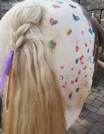 Pferdehintern mit bunten Fingerabdrücken