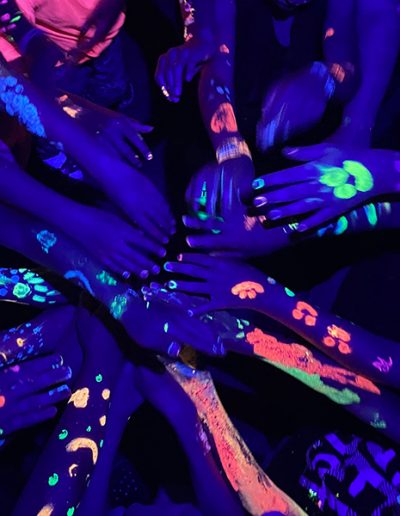 Das Bild zeigt eine Gruppe von Händen und Armen