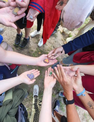 Aus der Vogelperspektive zeigt das Bild mehrere Hände