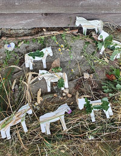 kreative Bastelecke mit Papier Pferden