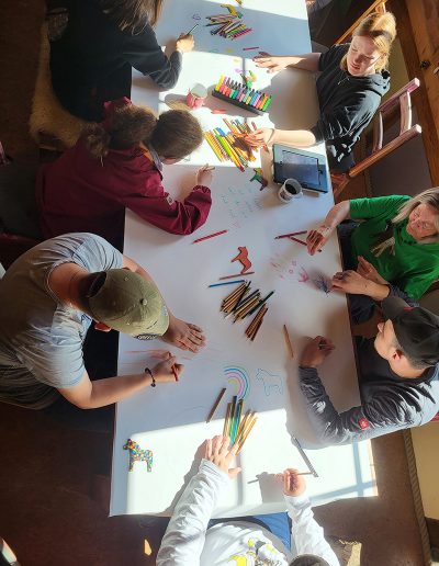 Gruppentisch mit kreativer Gemeinschaft